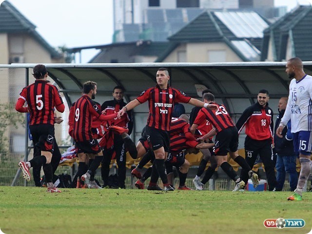 שחקני הרצליה חוגגים את הראשון (עודד חסין)